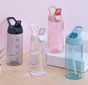 Prenosná fľaša na vodu so skrytou slamkou